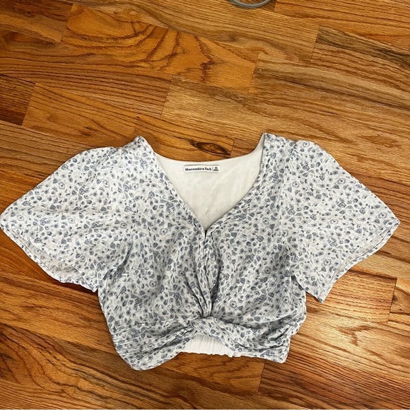 Abercrombie knot front flutter sleeve crop top - Picture 1 of 4